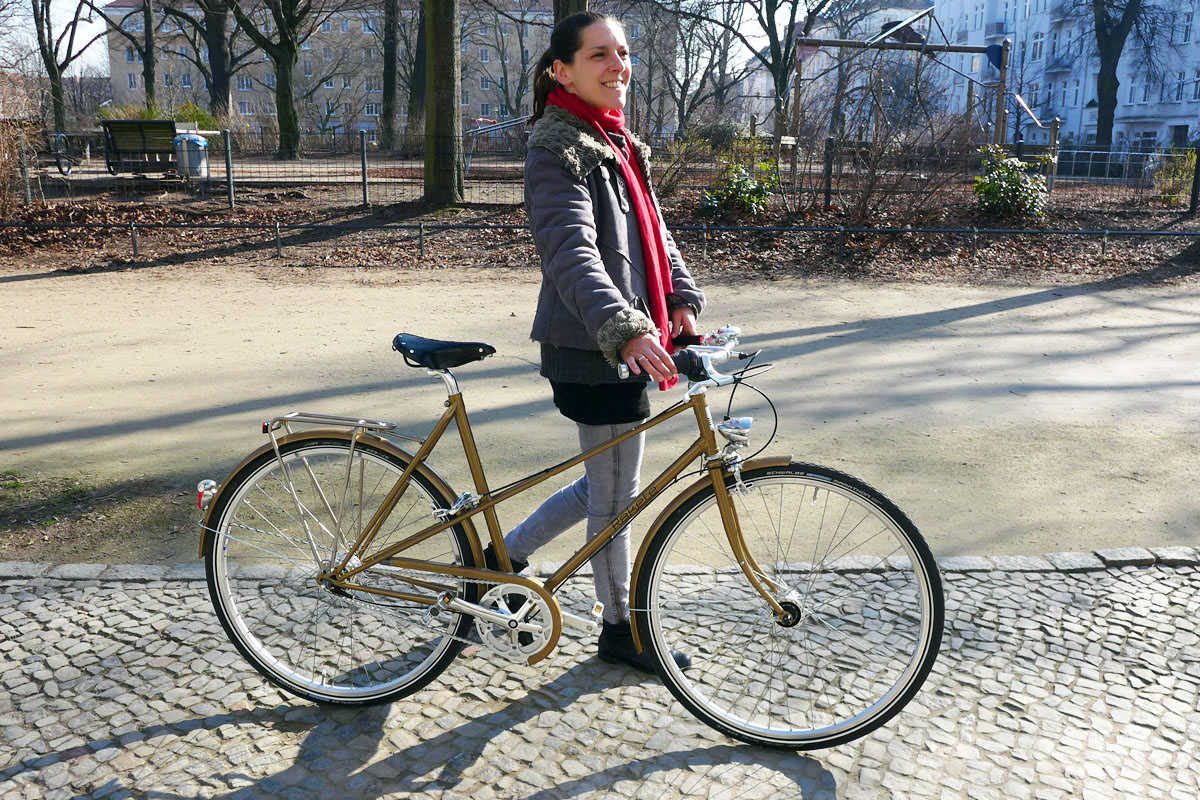 Besitzerstolz - Valentina mit ihrem neuen Rakete Damenrad Mixte in Perlgold