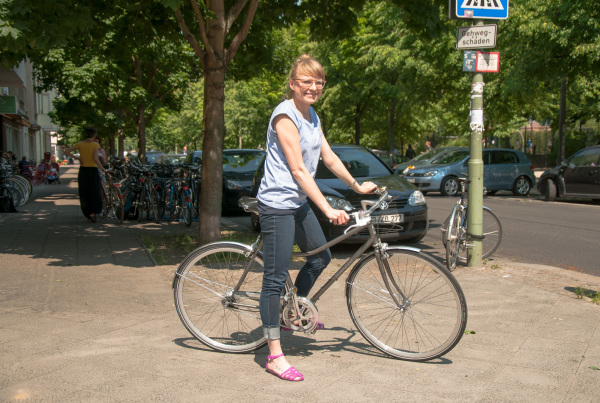 Judit mit ihrem neuen sportlichen Damenrad RAKETE Meral