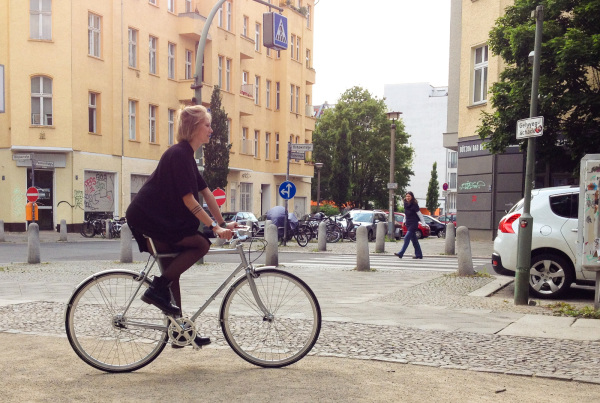 Nina mit ihrem neuen Stadtbike RAKETE Roadstar