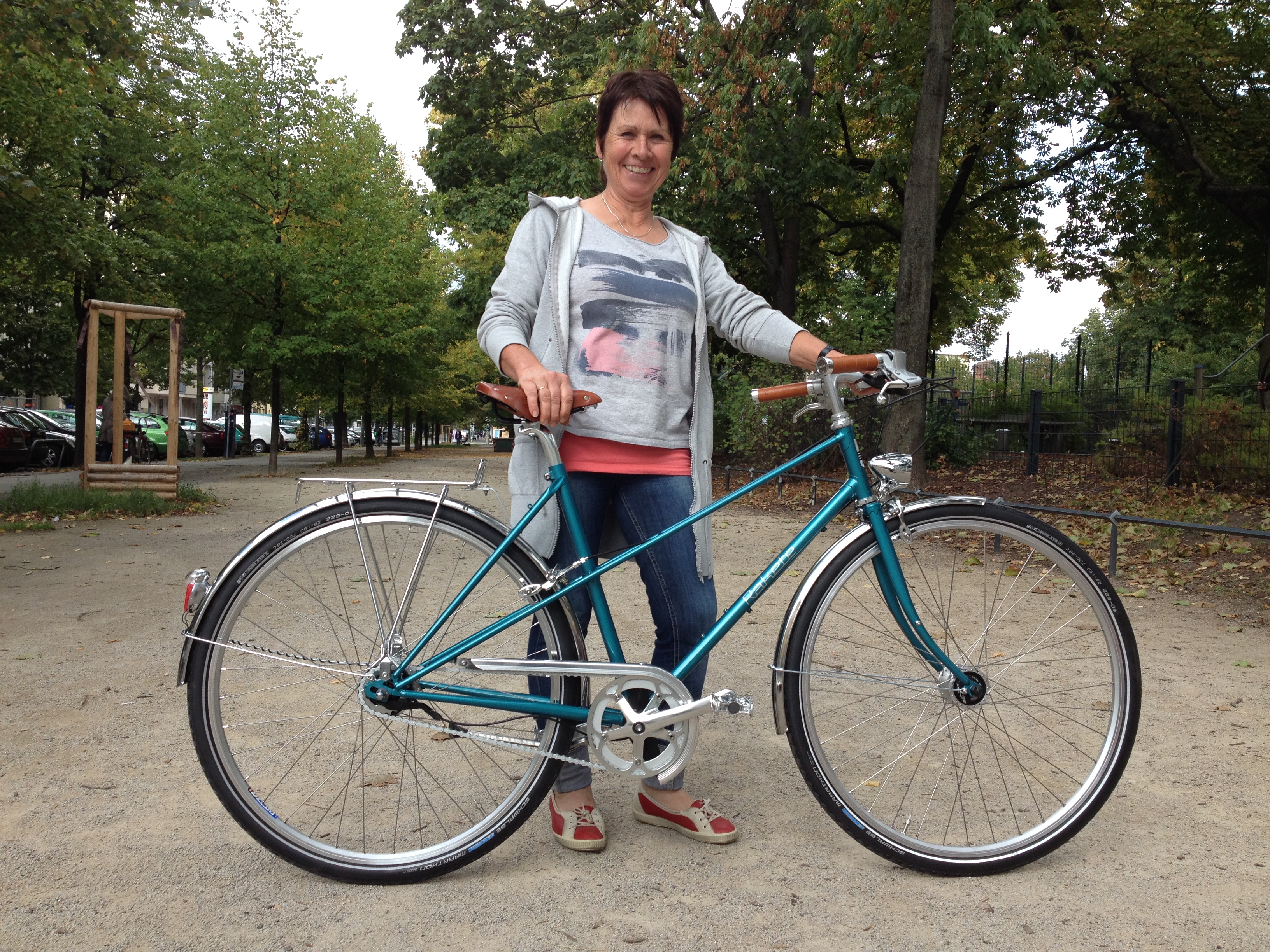 Ursula aus Oslo mit RAKETE Mixte in Petrot-Metallic