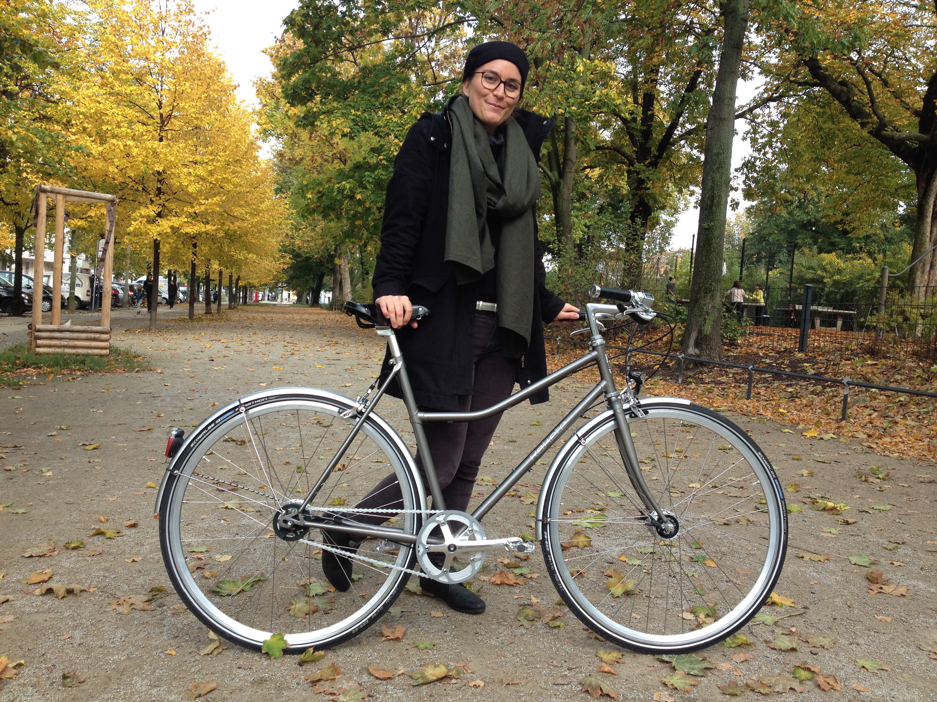 ANNA aus Berlin Mitte mit RAKETE Meral in Anthrazit-metallic